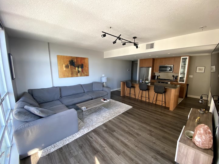 Modern Corner Unit In Downtown + Free Parking - Calgary