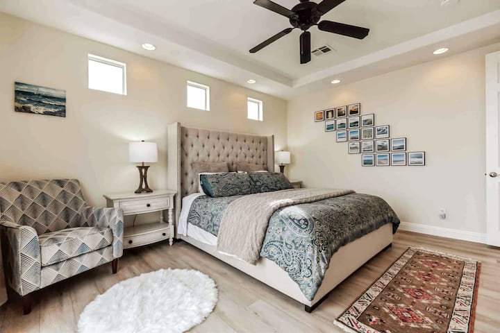 Приватна главна спална соба со брачен кревет (широк 180 - 200 см), балкон