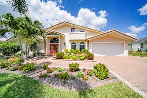 Waterfront Family Getaway - Walk to the Beach!