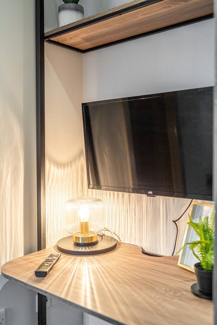 Отпуснете се с нашия смарт телевизор, където можете да предавате любимите си предавания и филми. Просто влезте в личния си Netflix или други акаунти за стрийминг за уютна нощувка в района на.