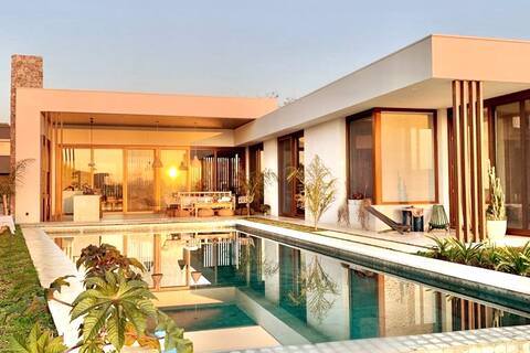 Spectacular design house in lagoon with pool
