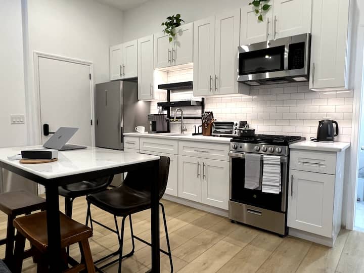 Lofty Studio | Near Train Station | Free W/D
