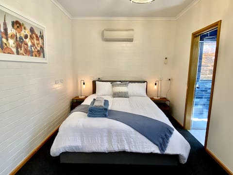 Forest Place - 1 bedroom unit with free parking