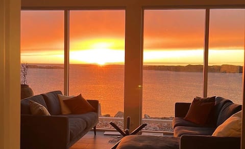 Top performing Airbnb: Modern cabin with boat ocean view & beautiful sunsets in Vestland