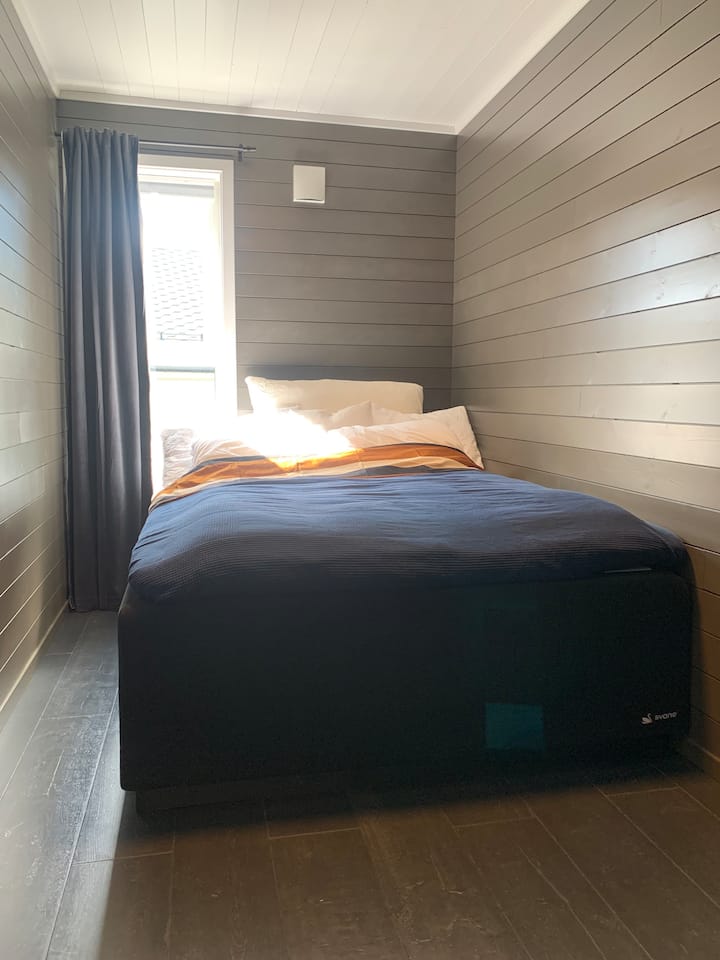 Spálňa 2 s manželskou posteľou Swane Nobel Continental a chráničom matraca North. Veľkosť 150 x 200 cm. Matrace majú tvrdú a mäkkú stranu. 
Celoročná prikrývka značky Høie s dĺžkou 220 cm Hotelový vankúš značky High a vankúš v bežnej veľkosti.