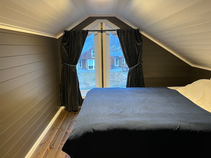 Spálňa 4 s manželskou posteľou Swan Nobel Continental a chráničom matraca North. Veľkosť 150 x 200 cm. Matrace majú tvrdú a mäkkú stranu. 
Celoročná prikrývka značky Høie s dĺžkou 220 cm Hotelový vankúš značky High a vankúš v bežnej veľkosti 