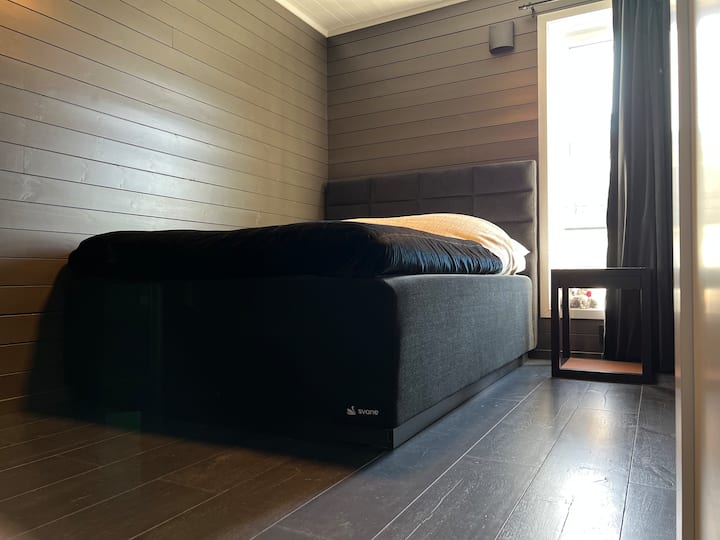 Spálňa 1 s manželskou posteľou Swan Nobel Continental a chráničom matraca North. Veľkosť 150 x 200 cm. Matrace majú tvrdú a mäkkú stranu. 
Celoročná prikrývka značky Høie s dĺžkou 220 cm Hotelový vankúš značky High a vankúš v bežnej veľkosti.