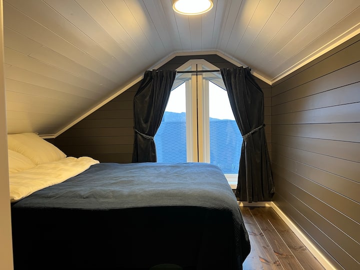 Spálňa 3 s manželskou posteľou Swan Nobel Continental a chráničom matraca North. Veľkosť 150 x 200 cm. Matrace majú tvrdú a mäkkú stranu. 
Celoročná prikrývka značky Høie s dĺžkou 220 cm Hotelový vankúš značky High a vankúš v bežnej veľkosti.