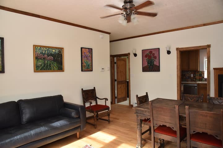 Spacious Near Plaza & Railyard 2bd/2bath - Santa Fe, NM