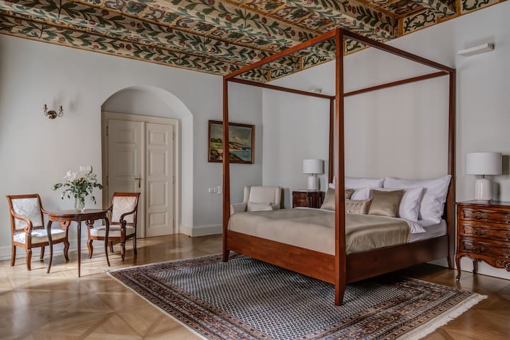 Deluxe 2BDR Suite | Nerudova 211