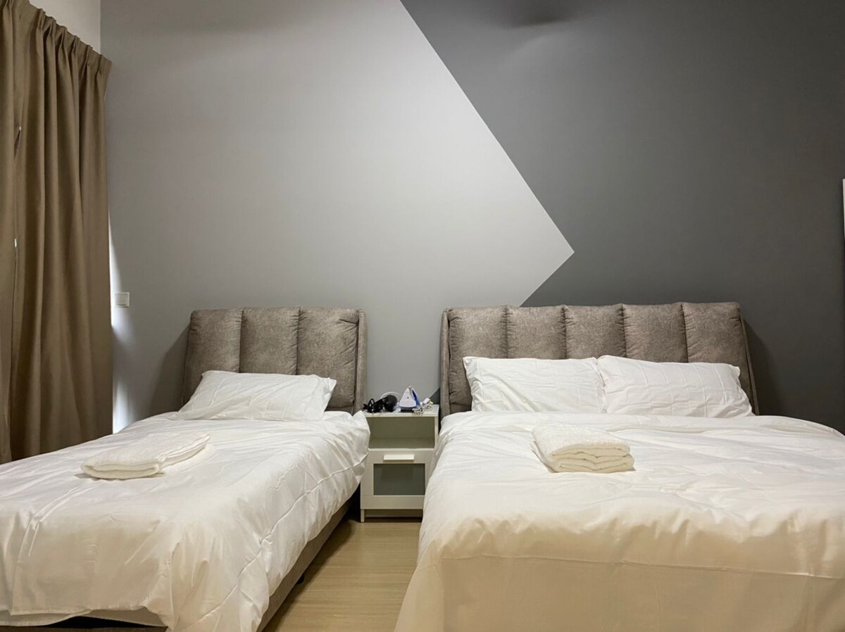 主卧室内有一张标准双人床和一张单人酒店系列床 