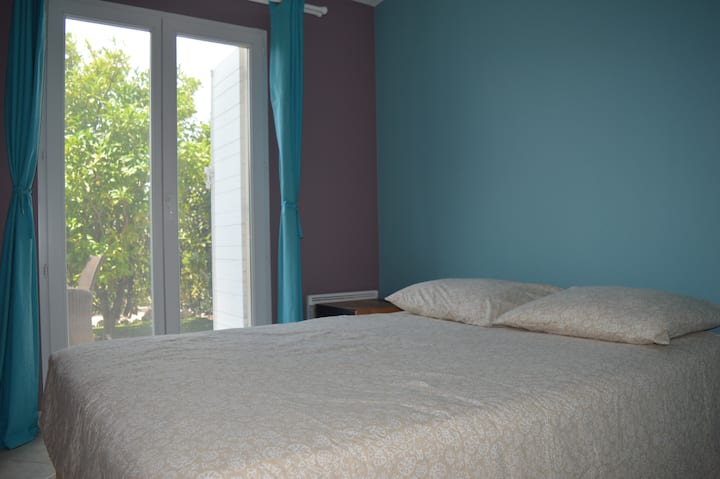 Habitación con aire acondicionado. Cama de 140 x 200