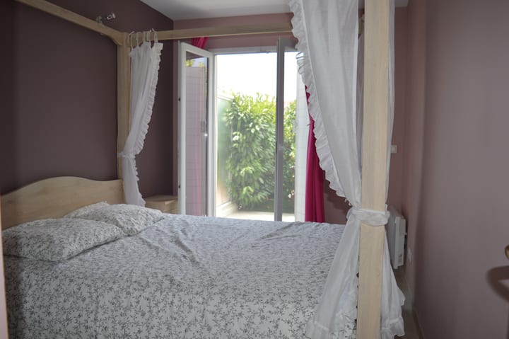 Habitación con aire acondicionado. Cama de 160 x 200