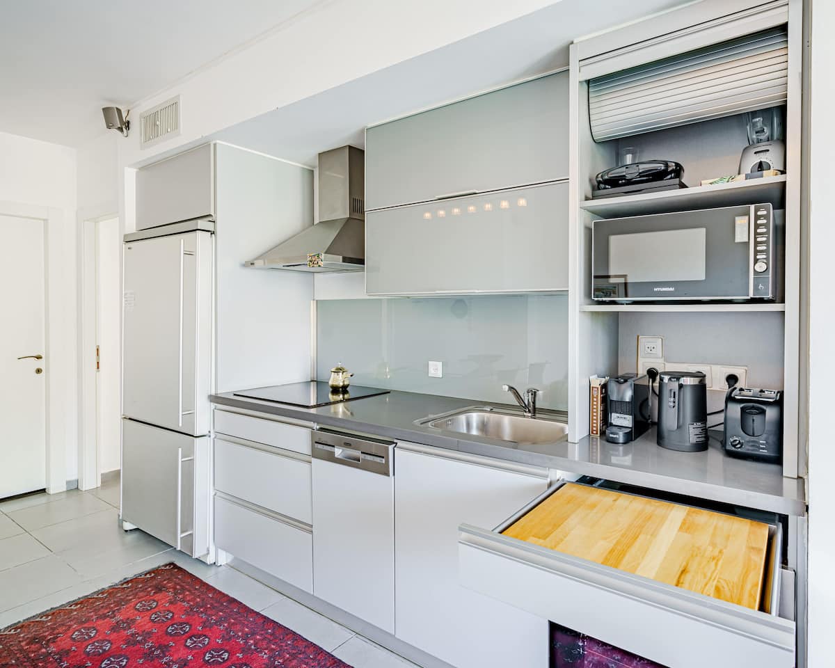 Fully equipped modern kitchen