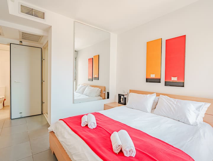 Second bedroom with twin beds