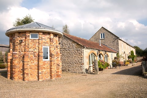 Character 2 Bedroom Cottage Peaceful Location