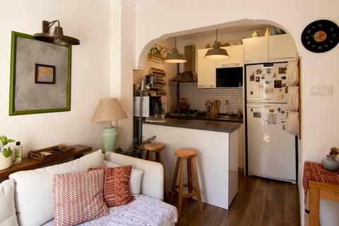 Successful Airbnb property: Cozy apartment in greens at the heart of Kadıköy in İstanbul