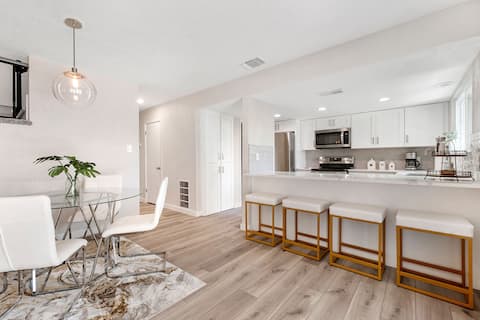 Modern oasis in the city; King bed
NEW Hot tub!