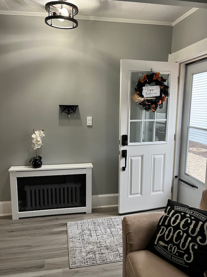 Newly Renovated Apartment Close To Downtown. - Marblehead, MA