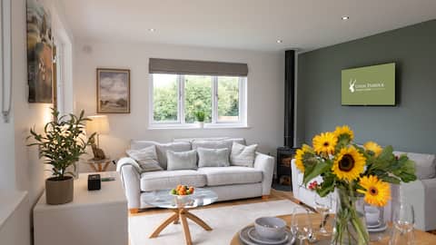 Charming Country Retreat with Hot Tub & Log Burner