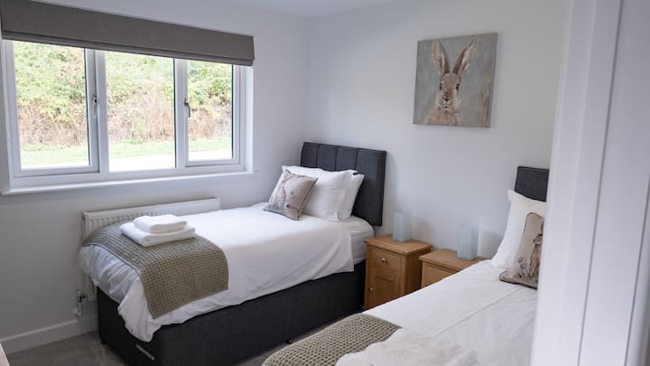El segundo dormitorio se puede configurar con dos camas individuales grandes o una cama súper king.