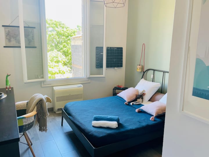 ห้องนอน 3; เตียงคู่ขนาด 140 X 200 ทีวีและเครื่องปรับอากาศแบบย้อนกลับได้ 