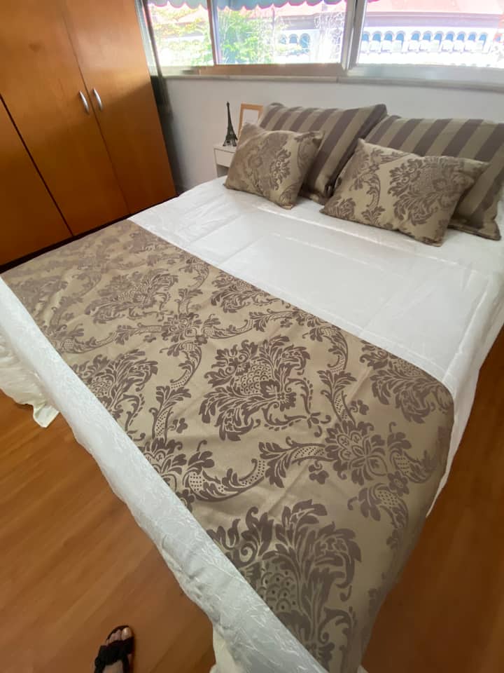 Habitación frente a la calle en el cuarto piso del edificio, cama firme en la habitación 1. El huésped puede elegir la habitación 1 o 2. 