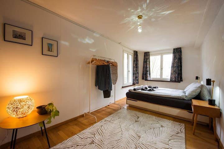 Relájate en el espacioso dormitorio con un 
 140 cm Cama doble y acogedor sofá. Disfruta de una buena noche de sueño y momentos acogedores en este retiro