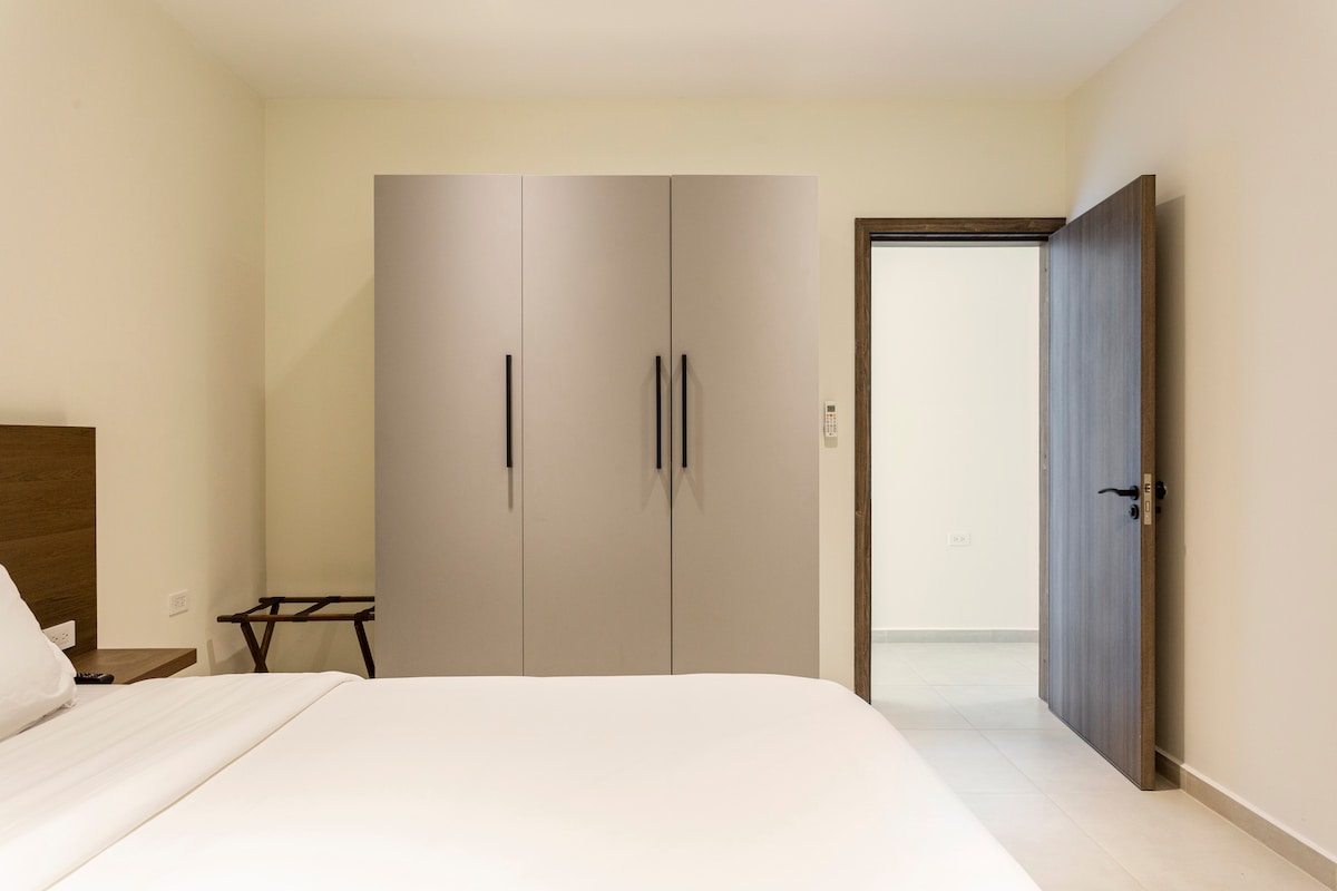 De eerste slaapkamer heeft een kingsize bed dat comfortabel plaats biedt aan twee gasten.
Deze slaapkamer is uitgerust met kledingopslag, een smart-tv, een strijkijzer (in de kast) en een airconditioning.