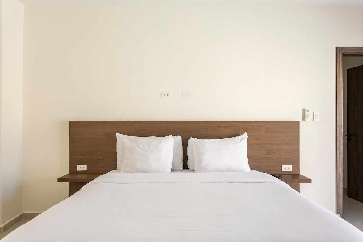 De tweede slaapkamer heeft een kingsize bed dat comfortabel plaats biedt aan twee gasten.
Deze slaapkamer is uitgerust met kledingopslag, een smart-tv, een strijkijzer (in de kast) en een airconditioning.