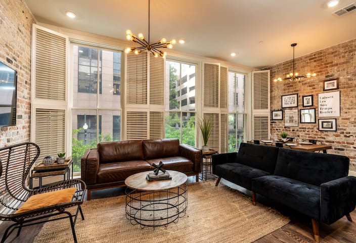 Stylish 2BD/2BA | Near French Quarter & Food