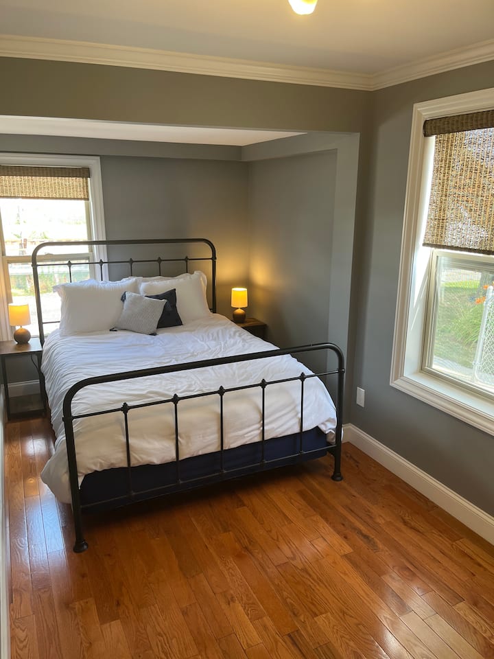 מיטת קווין סייז. טלוויזיה Roku