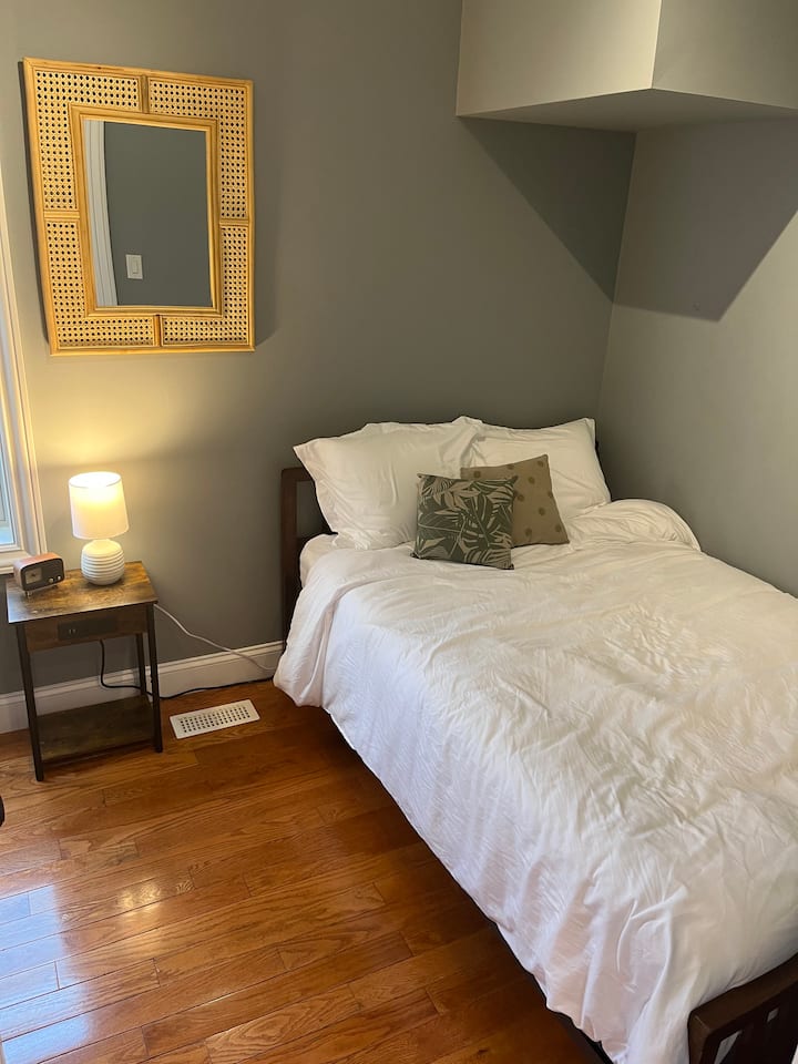 מיטה זוגית בגודל מלא. טלוויזיה זורמת