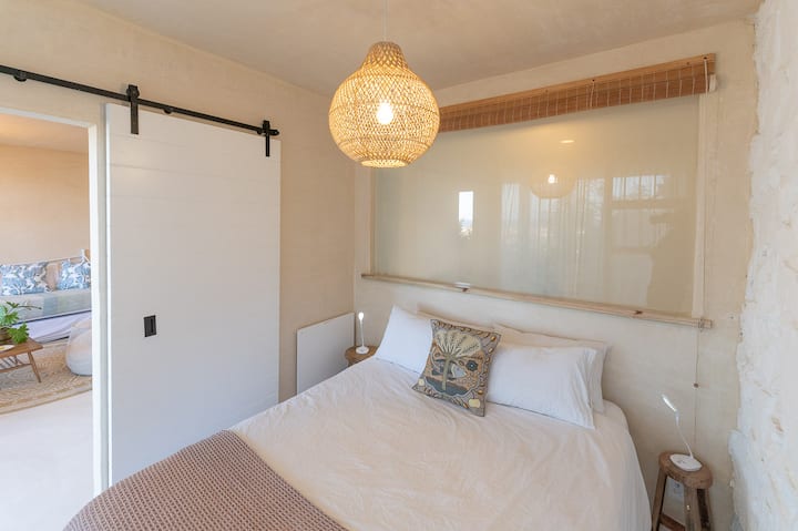 غرفة النوم الرئيسية خارج الصالة