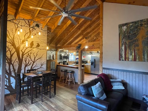 Ravens Nest - Artistic Mountain Loft Apartment