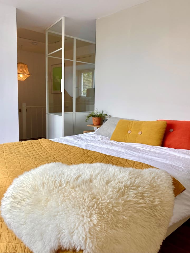 Chambre principale avec salle de bain ouverte luxueuse, penderie et espace de travail