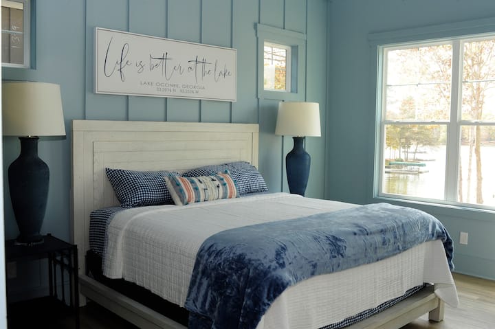 Starboard Master nalazi se na glavnoj ulici s pogledom na jezero!  