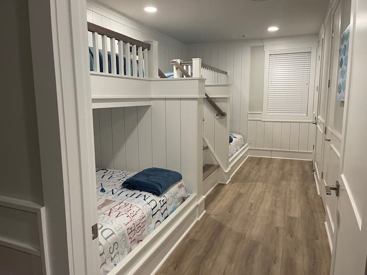 Soba na kat na terasi je dvije kraljice i dva dvostruka xl!  Odmorite se nakon zabavnog dana na jezeru!