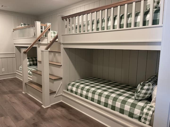 ห้องพักสองชั้นระดับเทอร์เรซของคุณมีเตียงคู่ 4 หลัง.... ติดตามการพักผ่อนของคุณหลังจากวันที่ทะเลสาบ!