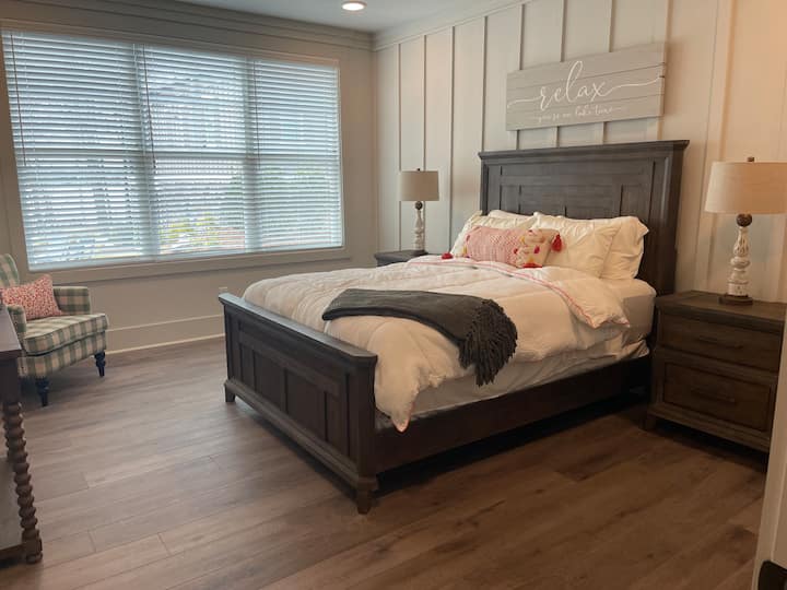 ห้องนอนระดับระเบียงมีวิวทะเลสาบที่น่าตื่นตาตื่นใจ!