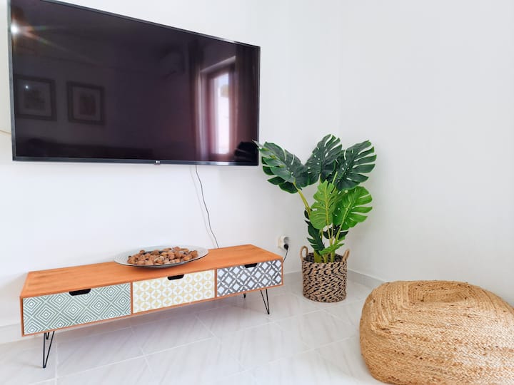Sala de estar com área de jantar, Smart TV e ar condicionado |
Sala de Estar com Zona de Refeições, Smart TV e Ar Condicionado