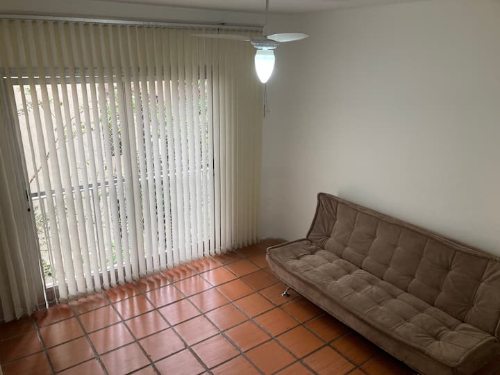 Sebule yenye kitanda cha sofa mbili