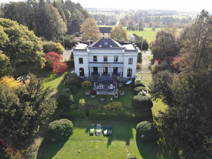 Small castle with hot tub & swimming pool | 8 people