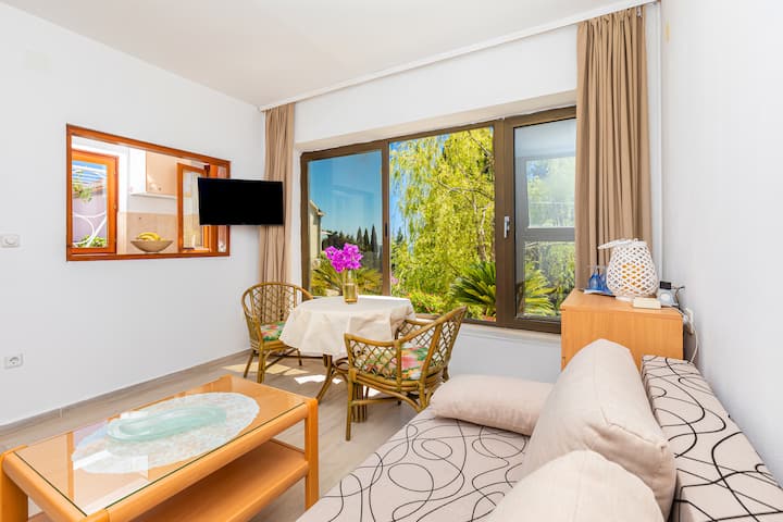 Sunny Apartment With Great A Location! - Mlini