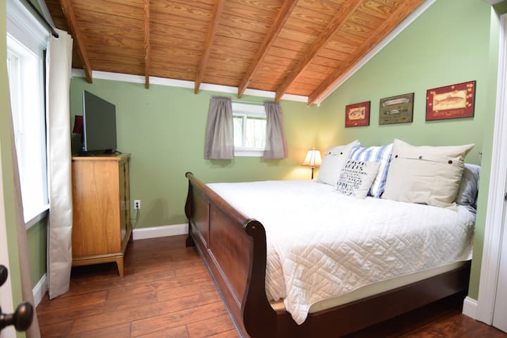 غرفة نوم 1 سرير مزلجة مع إطلالة على البحيرة وتلفزيون روكو