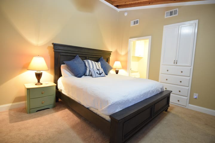 تحتوي غرفة النوم 3 على سرير كبير وحمام خاص