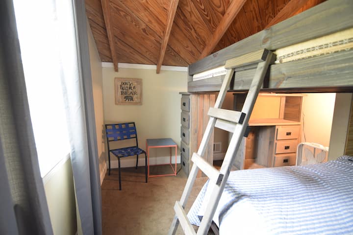 تحتوي غرفة النوم 4 في الطابق العلوي على سرير مزدوج مع سرير مزدوج تحته.