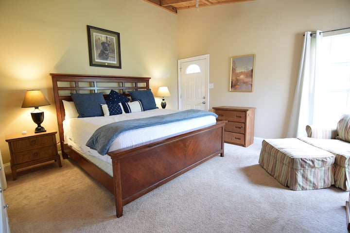 تحتوي غرفة النوم 2 على سرير كبير وحمام خاص ومكتب. مساحة كبيرة للانتشار.