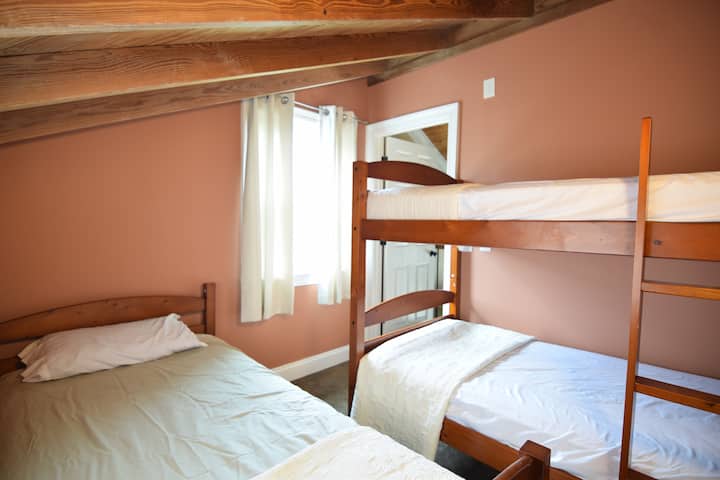 غرفة النوم 5 في الطابق العلوي هي غرفة بطابقين مع خزانة