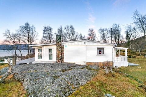 Charming cabin with beach and rental car